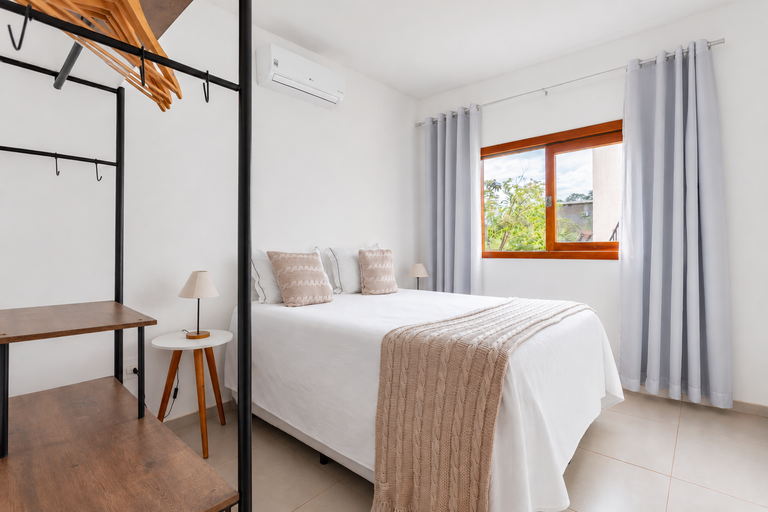 Quarto do apartamento térreo com luz natural