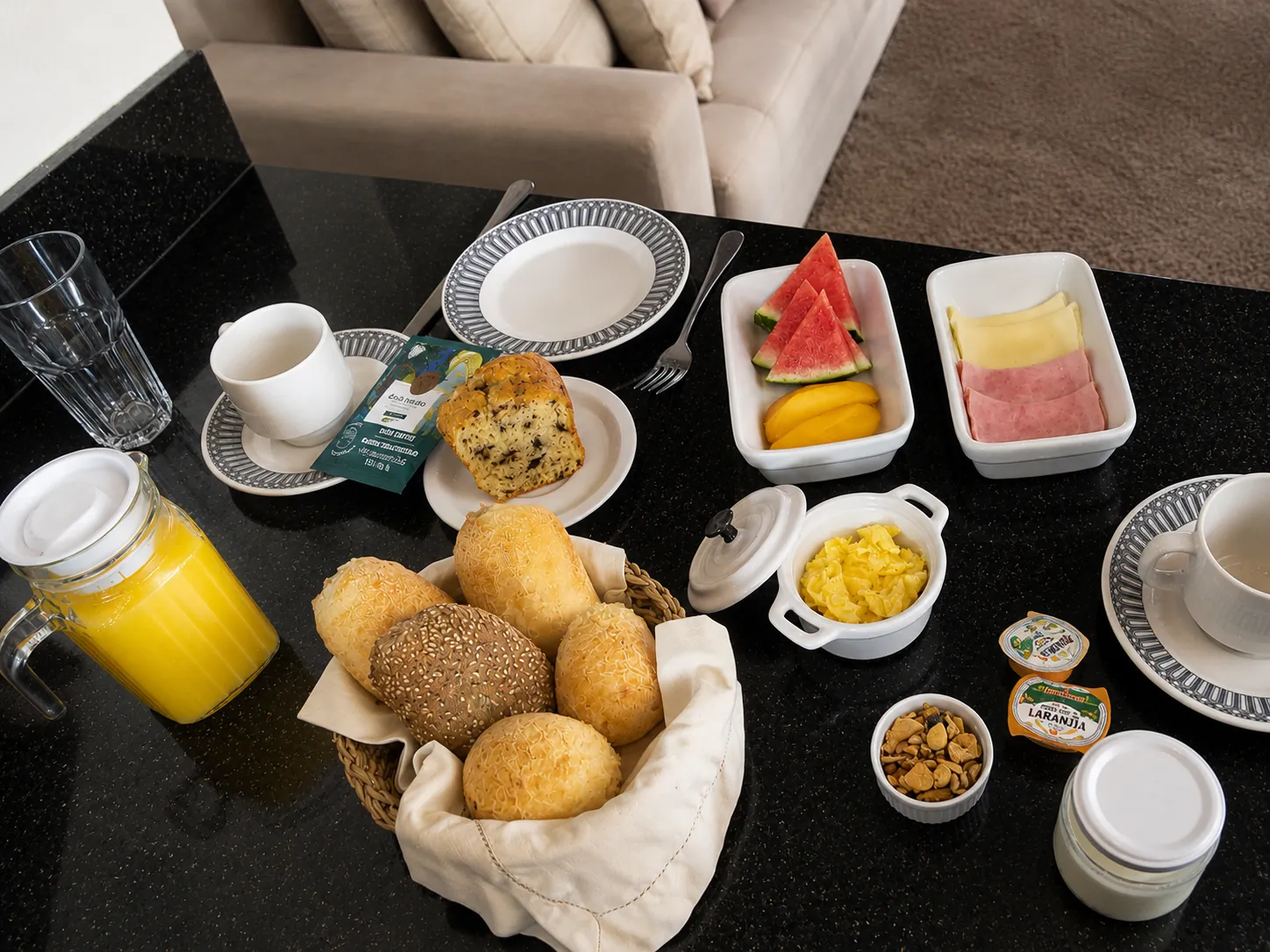Cesta de café da manhã com pão fresco e frutas entregue no apartamento em Alto Paraíso de Goiás