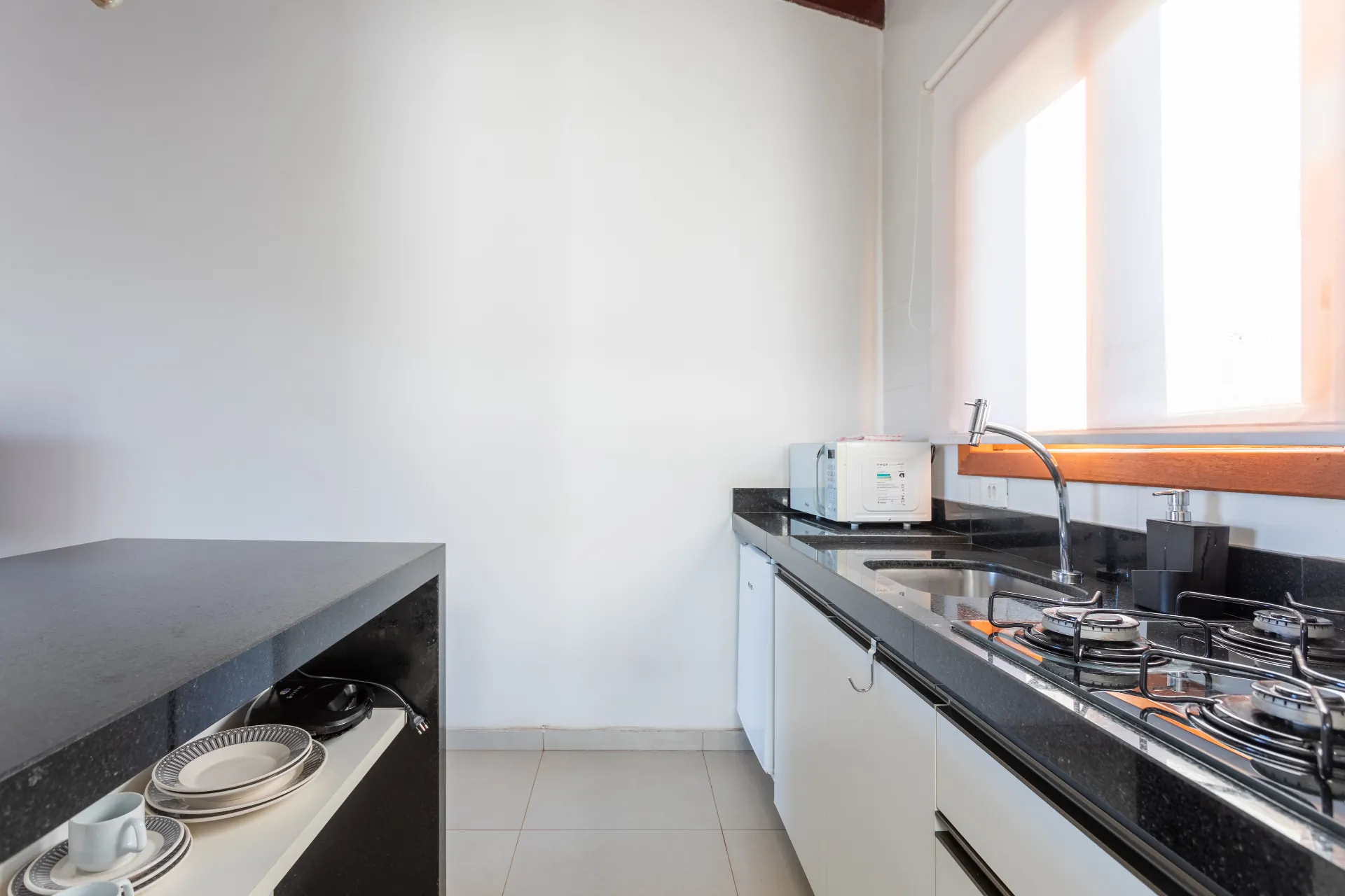 Cozinha equipada do apartamento térreo