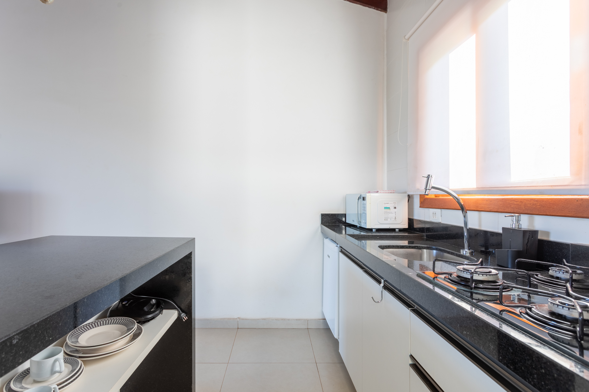 Cozinha equipada do apartamento térreo