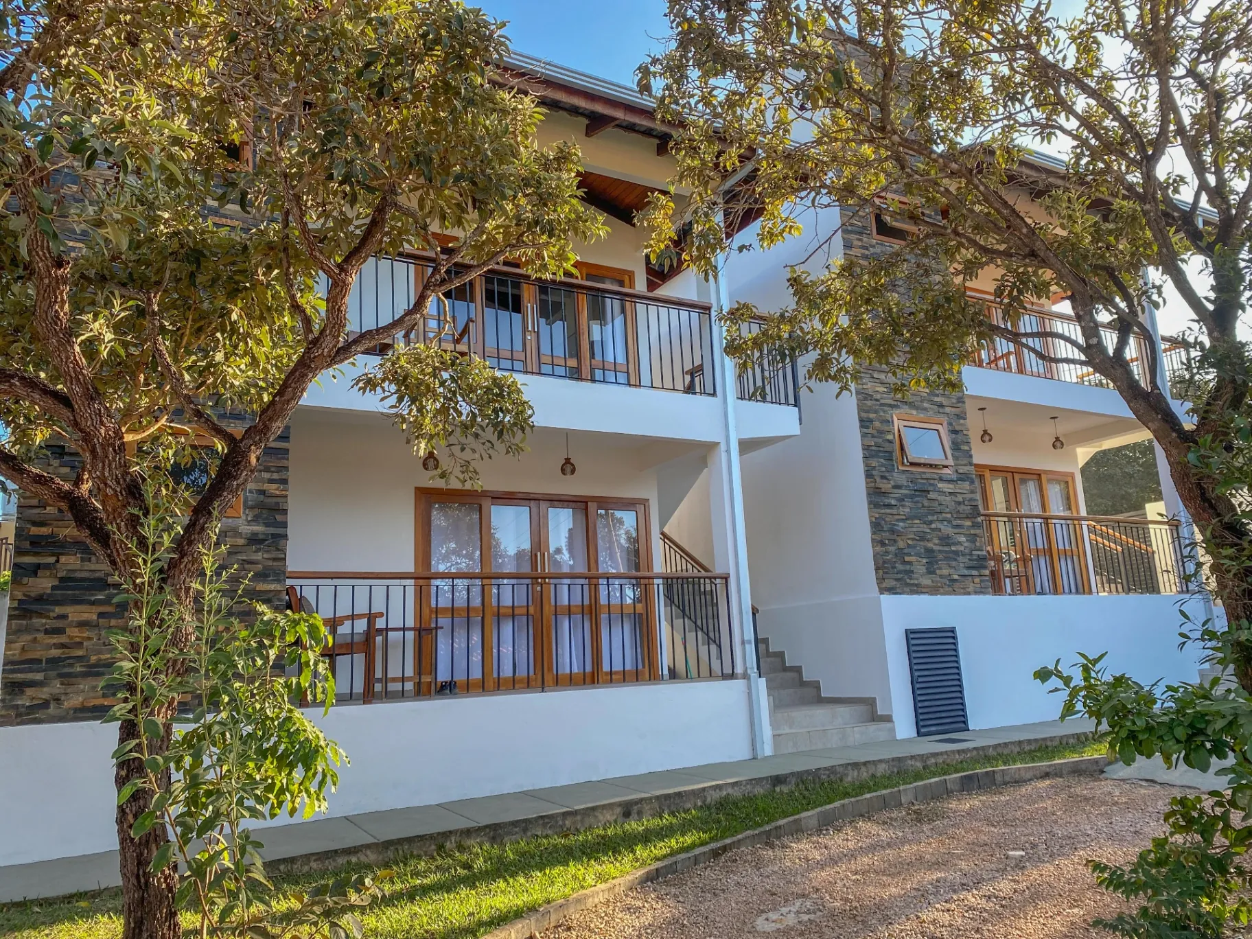 Vista geral dos apartamentos da Cerrado Ville entre a vegetação da Chapada dos Veadeiros
